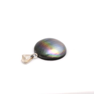 Contrairement à une perle sphérique, le mabe se forme directement contre la coquille de l’huître. Sa réalisation exige une maîtrise technique avancée et un temps d’élevage prolongé. Après la pose du noyau hémisphérique, l’huître doit être suivie avec attention pendant plusieurs années. La récolte n’est qu’une étape : le travail se poursuit par une découpe précise, une stabilisation rigoureuse et une finition manuelle visant à préserver l’intégrité de la nacre. Chaque mabe est donc le résultat d’un long processus artisanal, où la moindre erreur peut compromettre la pièce.