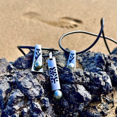 tahiti Perles Créations vous propose une collection de Pendentifs en acier inoxydables ornés d'une perle de Tahiti véritable produite par mes soins sur ma ferme perlière de Manihi dans l'archipel des Tuamotu en polynésie Française