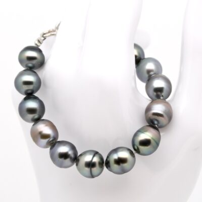 Né dans le lagon de Manihi, assemblé à Marseille, le bracelet perles Pinaki raconte la perle de Tahiti sans artifice. Des cerclures vivantes, des couleurs naturelles, un bracelet vrai… tout simplement.