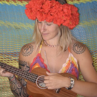 Les gens me demande pourquoi mes prix sont si abordables, la raison est simple, je suis producteur et artisan bijoutier. Toutes mes perles sont produites par mes soins et les montages en bijoux réalisés dans mon atelier marseillais. Le tout sans aucun intermédiaire, je ne suis pas un revendeur de perles de Tahiti, mais un producteur.