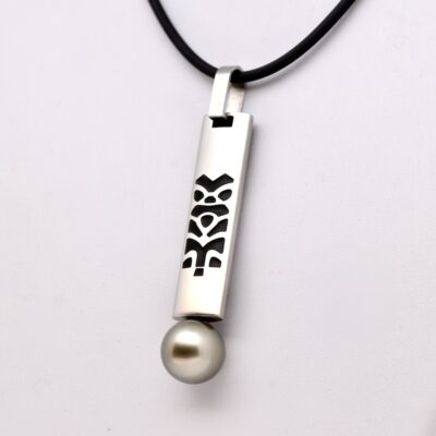 Pendentif Lokua en acier inoxydable décor polynésien avec perle de Tahiti ronde grise 11,5 mm
