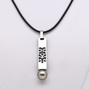 Pendentif Lokua en acier inoxydable décor polynésien avec perle de Tahiti ronde grise 11,5 mm