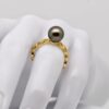 Bague perle de Tahiti Aumoe en gold filled avec perle ronde de 9,4 mm de qualité B couleurs naturelles vert aubergine