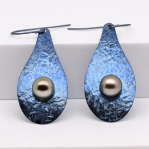 Boucles d’oreilles Uli en titane martelé avec perles de Tahiti rondes 9,3 mm A et B gris vert naturel produites à Manihi