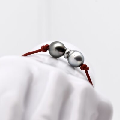 Le bracelet perles Malia est un bijou artisanal pensé pour être porté au quotidien, sans contrainte, dans un esprit libre et authentique. Il associe un cuir de vache rouge à deux perles de Tahiti semi baroques de 9,3 mm, qualité B, produites directement sur ma ferme perlière située sur l’atoll de Manihi, dans l’archipel des Tuamotu en Polynésie française.