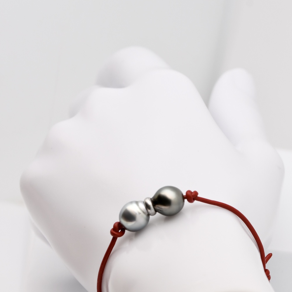 Bracelet perles Malia cuir rouge avec deux perles de Tahiti semi baroques 9,3 mm qualité B produites à Manihi. intercalaire acier.