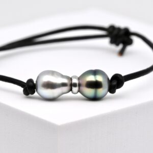 Bracelet perles Analu cuir noir avec deux perles de Tahiti 9,5 mm vert intense et blanc nacré produites à Manihi
