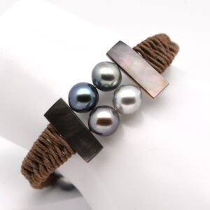 Bracelet Arana à mémoire de forme avec 6 perles de Tahiti semi baroques A et B et nacre naturelle