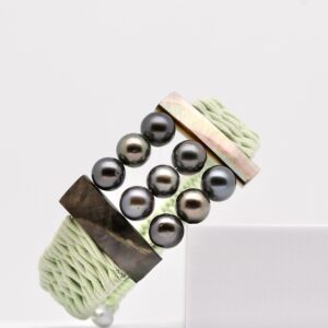 Bracelet perles Niau à mémoire de forme avec perles de Tahiti multicolores 8 à 9 mm et keshi blanc nacré sur tressage vert anis