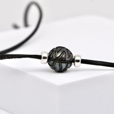 Collier Analu avec perle de Tahiti gravée semi ronde 12,7 mm qualité A produite à Manihi sur cuir noir