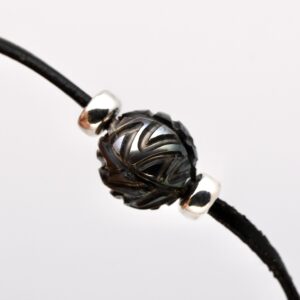 Collier perle Anabar avec perle de Tahiti gravée semi ronde 12,7 mm qualité A produite à Manihi sur cuir noir. intercalaires argent