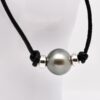 Collier perle homme Nino avec perle de Tahiti ronde grise 12,4 mm sur lien cuir noir réglable et intercalaires argent 925