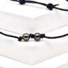 Bracelet perles Nukea style surfeur, waterproof et réglable, avec 2 perles de Tahiti foncées 9–9,5 mm produites sur ma ferme de Manihi.