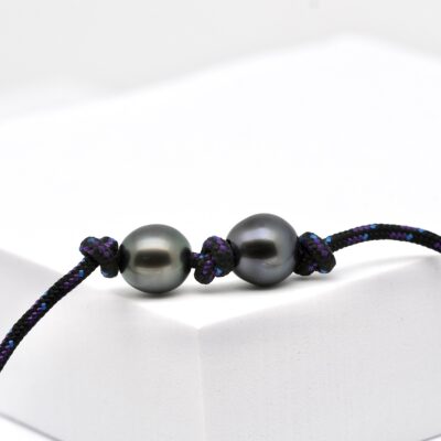 Bracelet perles Nukea style surfeur, waterproof et réglable, avec deux perles de Tahiti foncées 9 à 9,5 mm produites sur ma ferme de Manihi.