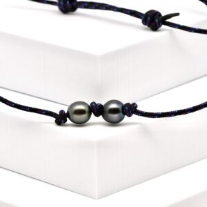 Bracelet perles Nukea style surfeur, waterproof et réglable, avec 2 perles de Tahiti foncées 9–9,5 mm produites sur ma ferme de Manihi.