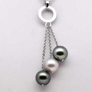 Collier perles Toru avec trois perles de Tahiti rondes de 9,8 mm montées sur chaîne en argent 925 rhodié