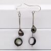 Boucles d’oreilles Urima avec 2keshi de Tahiti naturel et nacre irisée montées sur câble acier et argent 925