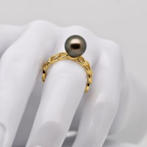 Bague Aumoe en gold filled, perle de Tahiti ronde 9,4 mm vert aubergine, produite sur ma ferme de Manihi, circuit court et traçabilité totale. Circuit court
