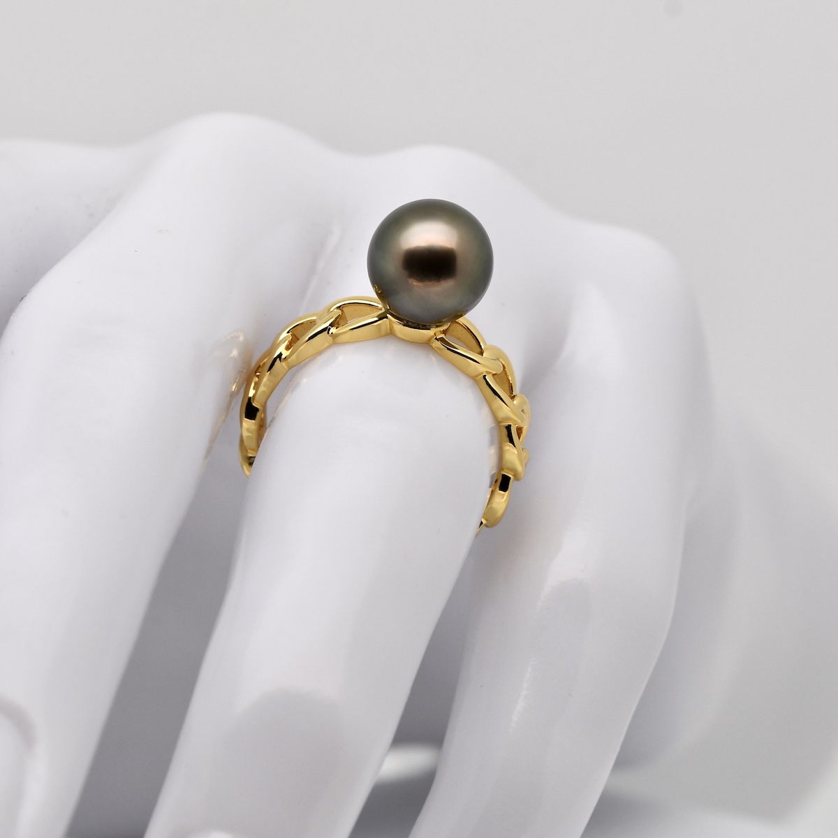 Bague Aumoe en gold filled, perle de Tahiti ronde 9,4 mm vert aubergine, produite sur ma ferme de Manihi, circuit court et traçabilité totale. Circuit court