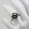 Bague réglable Konala perle de Tahiti ronde 10,9 mm vert profond qualité A argent 925 rhodié Tahiti Perles Création
