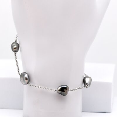 Bracelet Kanoa argent 925 rhodié avec 5 keshi de Tahiti naturels produits sur ma ferme perlière de Manihi Tahiti Perles Création