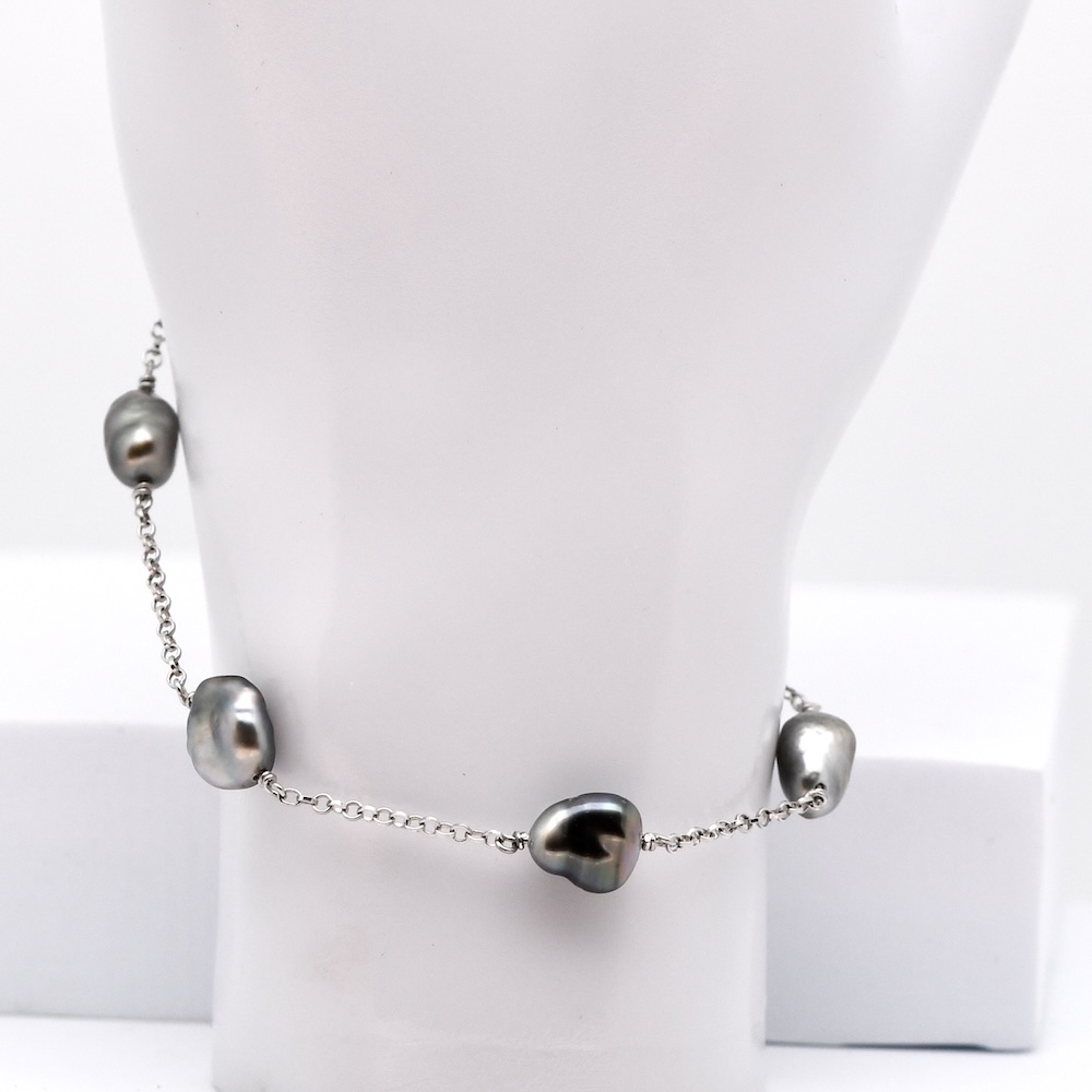 Bracelet Kanoa argent 925 rhodié avec 5 keshi de Tahiti naturels produits sur ma ferme perlière de Manihi Tahiti Perles Création