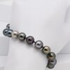 Chaque perle présente des nuances uniques : vert tilleul lumineux, bleu roi profond, gris argenté, reflets paon ou encore des teintes champagne et pamplemousse. Cette palette naturelle est la signature des perles de Bracelet perles Anahoa . culture de Tahiti, produites par l’huître Pinctada margaritifera.
