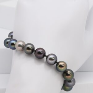 Chaque perle présente des nuances uniques : vert tilleul lumineux, bleu roi profond, gris argenté, reflets paon ou encore des teintes champagne et pamplemousse. Cette palette naturelle est la signature des perles de Bracelet perles Anahoa . culture de Tahiti, produites par l’huître Pinctada margaritifera.