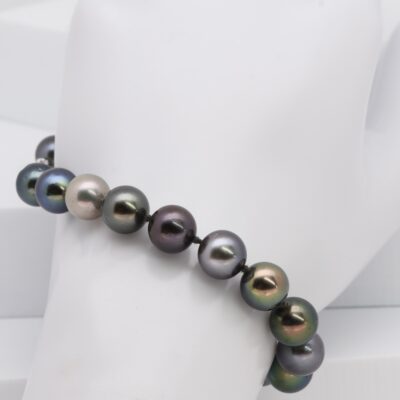 Chaque perle présente des nuances uniques : vert tilleul lumineux, bleu roi profond, gris argenté, reflets paon ou encore des teintes champagne et pamplemousse. Cette palette naturelle est la signature des perles de Bracelet perles Anahoa . culture de Tahiti, produites par l’huître Pinctada margaritifera.