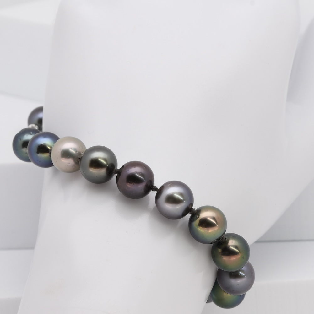 Chaque perle présente des nuances uniques : vert tilleul lumineux, bleu roi profond, gris argenté, reflets paon ou encore des teintes champagne et pamplemousse. Cette palette naturelle est la signature des perles de Bracelet perles Anahoa . culture de Tahiti, produites par l’huître Pinctada margaritifera.