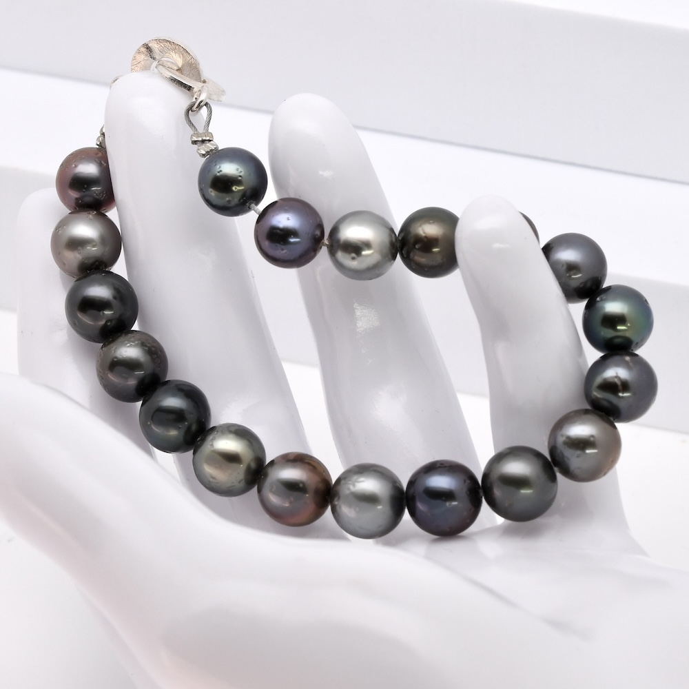 Bracelet Hura 19 perles de Tahiti rondes 9-10 mm multicolores avec fermoir argent 925 et câble acier Produit siur ma ferme de Manihi