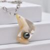 Collier Kapua pendentif nacre sculptée Pinctada margaritifera avec perle de Tahiti ronde 9,7 mm Tahiti Perles Création Manihi chaine argent