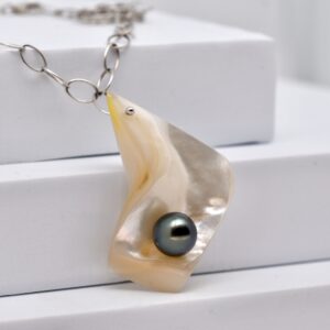 Collier Kapua pendentif nacre sculptée Pinctada margaritifera avec perle de Tahiti ronde 9,7 mm Tahiti Perles Création Manihi chaine argent