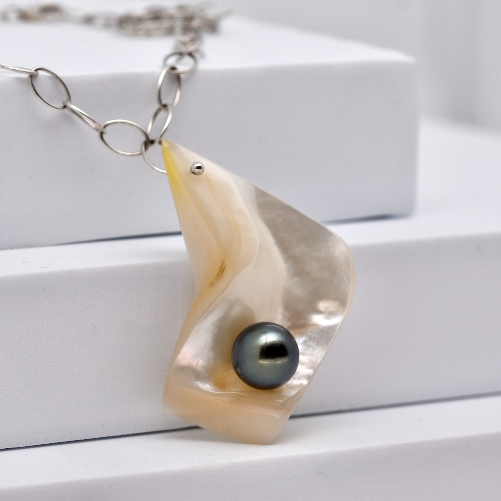 Collier Kapua pendentif nacre sculptée Pinctada margaritifera avec perle de Tahiti ronde 9,7 mm Tahiti Perles Création Manihi chaine argent
