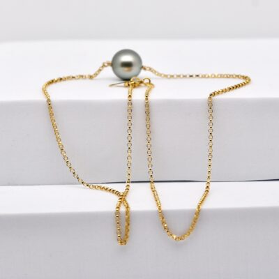 Collier Kina en perle de Tahiti ronde 9,4 mm vert tilleul sur chaîne gold filled 14k. Perle authentique produite sur la ferme perlière de Manihi.