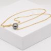 Collier perle Napua ras de cou avec perle de Tahiti ronde 9,5 mm parfaite qualité GEM gris vert montée sur chaine gold filled or jaune 14k