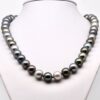 Le collier Keanu est un somptueux collier composé de 39 véritables perles de culture de Tahiti rondes de 10 à 11 mm, sélectionnées pour leur présence, leur lustre et leurs magnifiques couleurs naturelles. Avec sa longueur de 49 cm, il appartient à la catégorie Princess, une longueur élégante et intemporelle qui met parfaitement en valeur le port de tête.