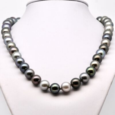 Le collier perles Keanu est un somptueux collier composé de 39 véritables perles de culture de Tahiti rondes de 10 à 11 mm, sélectionnées pour leur présence, leur lustre et leurs magnifiques couleurs naturelles. Avec sa longueur de 49 cm, il appartient à la catégorie Princess, une longueur élégante et intemporelle qui met parfaitement en valeur le port de tête.