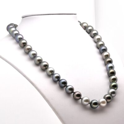 Grâce à sa longueur Princess de 49 cm, le collier Keanu se porte très naturellement. Cette longueur est l’une des plus appréciées dans la bijouterie classique car elle met parfaitement en valeur le décolleté tout en restant élégante et équilibrée. Les 39 perles rondes de 10 à 11 mm offrent une présence remarquable sans être excessives. Le collier conserve ainsi une grande élégance tout en affirmant son caractère précieux.