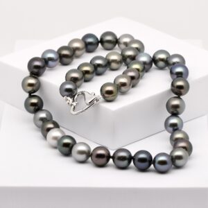 Collier Princess Keanu et 39 perles de Tahiti rondes multicolores naturelles de 10 à 11 mm B-C avec un magnifique fermoir cœur en argent 925 rhodié