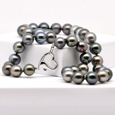 Des perles de Tahiti authentiques issues de la ferme perlière de Manihi  Les perles qui composent le collier Keanu proviennent directement de ma ferme perlière située sur l’atoll de Manihi, dans l’archipel des Tuamotu en Polynésie française.