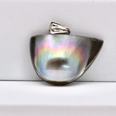 Le pendentif mabe Atea est une création originale qui met à l’honneur une forme encore méconnue du grand public : le mabe de Tahiti, aussi appelée demi-perle. Contrairement