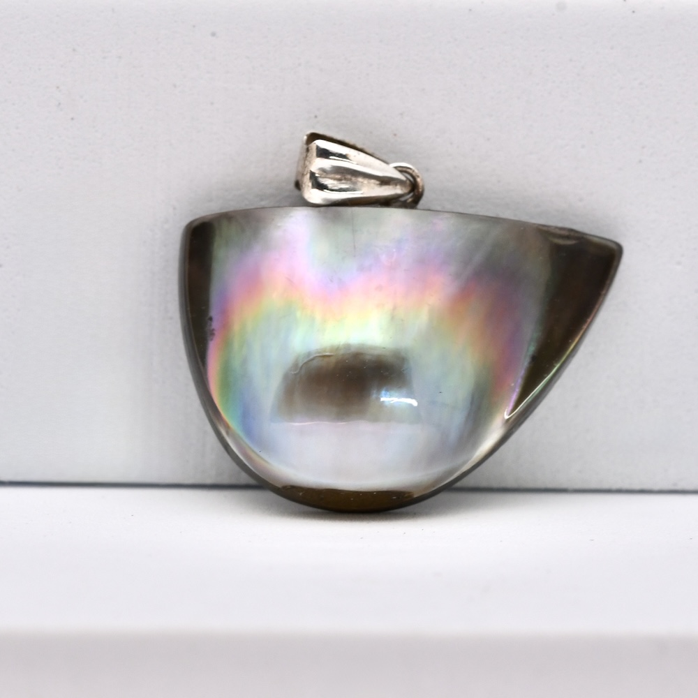 Le pendentif mabe Atea est une création originale qui met à l’honneur une forme encore méconnue du grand public : le mabe de Tahiti, aussi appelée demi-perle. Contrairement