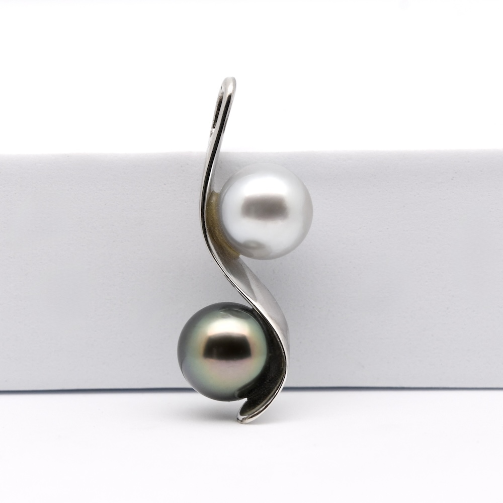 Tauariki est un pendentif toi et moi doté de deux magnifiques perles de Tahiti ronde de qualité A provenant de ma ferme perlière de Manihi.Argent 925 rhodié