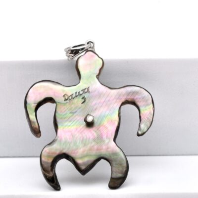 Pour le pendentif perle Matari, cette symbolique prend une dimension encore plus forte grâce au travail de sculpture réalisé par Dawa Creation, spécialiste reconnu de la sculpture sur nacre.