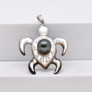 Pendentif Matari en nacre blanche sculptée en forme de tortue avec gravures polynésiennes, perle de Tahiti ronde verte 9,1 mm et bélière en argent rhodié
