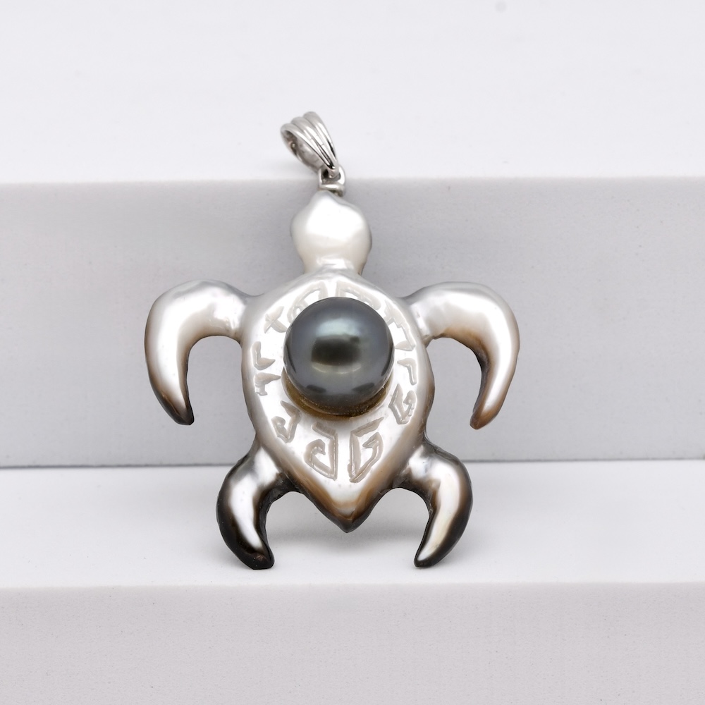 Pendentif Matari en nacre blanche sculptée en forme de tortue avec gravures polynésiennes, perle de Tahiti ronde verte 9,1 mm et bélière en argent rhodié