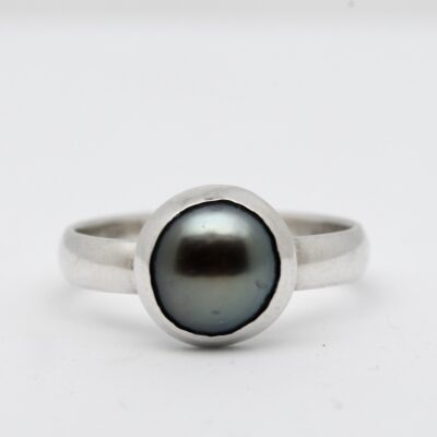 Cette bague perle de Tahiti Keala se distingue par son esthétique épurée : un anneau en argent 925 qui souligne sans artifices la beauté brute de la nacre. Le choix d’un design minimaliste permet de concentrer toute l’attention sur la perle, véritable cœur du bijou. Chaque bague perle de Tahiti Keala est une pièce unique, façonnée à la main, ce qui lui confère une identité propre et un caractère authentique.