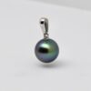 Le pendentif perle Anuanua incarne l’excellence absolue de la perle de Tahiti. Il met en lumière une perle ronde de 10,3 mm de qualité GEM, c’est-à-dire une perle parfaitement formée, sans défaut, dotée d’un lustre excellent. Une véritable rareté dans l’univers de la perliculture.