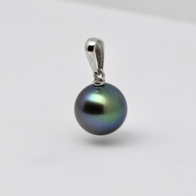 Le pendentif perle Anuanua incarne l’excellence absolue de la perle de Tahiti.
Il met en lumière une perle ronde de 10,3 mm de qualité GEM, c’est-à-dire une perle parfaitement formée, sans défaut, dotée d’un lustre excellent. Une véritable rareté dans l’univers de la perliculture.